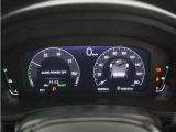 加速時はタコメーターのようにエンジン回転数と連動した動きを、減速時はバッテリーへの回生状況をわかりやすく表現する専用パワーメーターを採用。