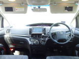 運転席・助手席ともにバニティミラーが備わっていますので、車の外に出る前にパパッと身だしなみをチェックすることができて便利ですよ♪