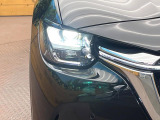 【LEDヘッドライト】悪天候や夜間走行時も良好な視界を確保し安心して運転できる高輝度LEDヘッドライトを装備!点灯速度が早く、消費電力も抑えられています。