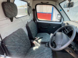 インテリに合わせたデザインのステアリングは、運転をされる方のことも考え、運転しやすい形状、大きさです!