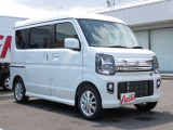 当社の届出済未使用車は、店舗に『新車おろしたて』の状態で入荷いたします。新規届出によりナンバーを取得後、店頭で丁寧に展示・保管をしています。遠方のお客様にも、安心してお勧めできるコンディションです。