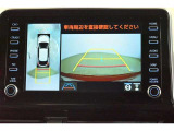 パノラミックビューモニター付きです。車両を上から見たような映像をディスプレイオーディオ画面に表示。運転席からの目視だけでは見にくい、車両周辺の状況をリアルタイムでしっかり確認できます。