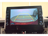 バックガイドモニター(バックモニター)付き。車両後方の映像をナビ画面に表示し、駐車などの後退操作をサポートします。