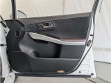 運転席ドア内張はご覧の通りです。ドアポケットの収納もバッチリです。
