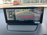 360°ビューモニターでは、両サイドとフロント、バックカメラの合成で、あたかも上空から見下ろした様に周囲を確認して頂けます。駐車場だけでなく、T字路等でも活躍のアイテムです!