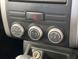 【オートエアコン】一度お好みの温度に設定すれば、車内の温度を検知し風量や温度を自動で調整。暑い…寒い…と何度もスイッチ操作をする必要はありません。快適な車内空間には必須の機能ですね♪