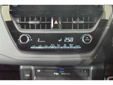【オートエアコン】一度お好みの温度に設定すれば、車内の温度を検知し風量や温度を自動で調整。暑い…寒い…と何度もスイッチ操作をする必要はありません。快適な車内空間には必須の機能ですね
