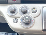 【オートエアコン】一度お好みの温度に設定すれば、車内の温度を検知し風量や温度を自動で調整。暑い…寒い…と何度もスイッチ操作をする必要はありません。快適な車内空間には必須の機能ですね♪