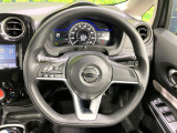 インテリアに合わせたデザインのステアリングは、運転される方のことも考え、運転しやすい形状、大きさです。是非一度、実際に触ってお確かめください。