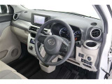 【運転席&助手席】シートは黒を基調にした落ち着いたデザインです。クリーニング済みですので清潔感があり気持ち良く乗っていただけます♪