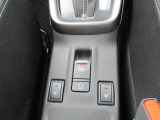 運転席、助手席には冬場に快適、シートヒーター装備です。