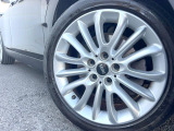 ●OP17インチアルミホイール:輸入車ならではの卓越した走りを支えるホイールと足回りです!日本車の走りに慣れている方にもぜひ体感して頂きたいほど、高いレベルでまとまっています!