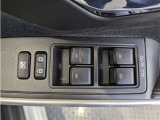 パワーウィンドウのスイッチですよ。 運転席に居ながら窓を開け閉めのコントロールできますよ。 ロック機能で、子供がイタズラして窓を開けるという事も無くなりますよ。