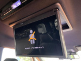 【14型有機ELフリップダウン】三列目からでも迫力のエンタメが観れる大画面フリップダウン。有機ELのモニターでは、一般的なフリップダウンよりも高コントラストでキレイな映像を楽しめます。