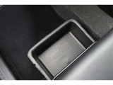 【シートアンダートレイ】助手席シートの下部に靴が一足入るほどの大きなトレイが付いています♪
