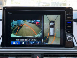 マルチビューモニター装備。画面にて後方の確認が行えるので、バック駐車や車庫入れの際には重宝します。車の運転に慣れない方でも安心のガイドライン表示機能付。