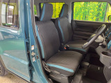 運転席まわりには十分なスペースがあり、大柄な方でもゆったり運転していただける環境です。