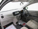 ダイハツのお店では、ダイハツ車を知り尽くしたプロフェッショナルが、専用の診断機器を使って各システムを点検しております。