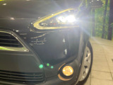 【LEDヘッドライト】悪天候や夜間走行時も良好な視界を確保し安心して運転できる高輝度LEDヘッドライトを装備!点灯速度が早く、消費電力も抑えられています。