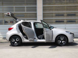 「SKYACTIV-BODY」っていう特別な技術で、車が軽くて丈夫なんだって。ぶつかってもつぶれにくいから、ママもぼくもケガしにくいらしいよ。
