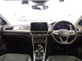 【純正ナビ】一体感のあるナビは、高級感ある車内を演出してくれます。