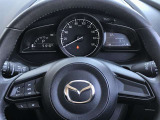 ステアリングスイッチは運転姿勢や視線を崩さずに操作が可能です。左側にはオーディオ類があります。