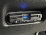【ETC】有料道路を利用する際に料金所で停止することなく通過できる、ETC車載器(ノンストップ自動料金収受システム機器)が装備されています。セットアップを行うことで利用可能になります。