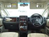 運転席・助手席ともにバニティミラーが備わっていますので、車の外に出る前にパパッと身だしなみをチェックすることができて便利ですよ♪