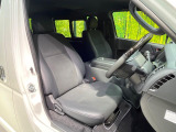 運転席まわりには十分なスペースがあり、大柄な方でもゆったり運転していただける環境です。