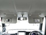 運転席にサンバイザー裏にはバニティミラーが備わっていますので、車の外に出る前にパパッと身だしなみをチェックすることができて便利ですよ♪