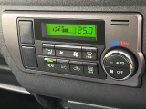 【オートエアコン】一度お好みの温度に設定すれば、車内の温度を検知し風量や温度を自動で調整。暑い…寒い…と何度もスイッチ操作をする必要はありません。快適な車内空間には必須の機能ですね♪
