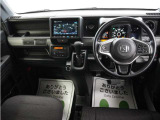 運転にかかわる様々な操作を安全に行えるように視点移動が少なく、操作性に配慮されたスイッチ類が凝縮されたコクピットです。