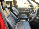 高いホールド性で運転姿勢が安定します。長距離ドライブでも疲れにくいのが魅力です。快適なドライビングライフをお送りください♪