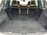 奥行きの広いトランクルームは荷物を固定するためのフックや12V電源を備えるなど、使い勝手にも配慮されています。