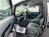 高いホールド性で運転姿勢が安定します。長距離ドライブでも疲れにくいのが魅力です。快適なドライビングライフをお送りください♪