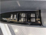 パワーウィンドウのスイッチですよ。 運転席に居ながら窓を開け閉めのコントロールできますよ。 ロック機能で、子供がイタズラして窓を開けるという事も無くなりますよ。