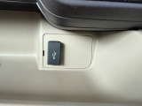助手席側のインパネトレイ内にUSB入力端子を一口装備☆スマートフォンの充電なども入力端子が三口付いているので安心してお過ごしいただけます♪