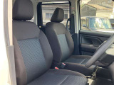 高いホールド性で運転姿勢が安定します。長距離ドライブでも疲れにくいのが魅力です。快適なドライビングライフをお送りください♪