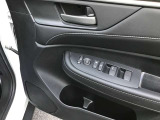 電動格納ミラー付です。ドアロックと連動して格納します。