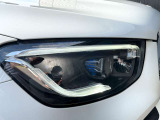 メルセデス・ベンツのヘッドライトはヘッドライトをいち早く点灯させ、周囲に対して自車の存在をアピールし、被視認性を高めて交通事故を減らそうという考えなのです。これこそが、メルセデスの安全哲学です。