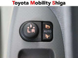 便利な電動格納ドアミラーも装備しております。駐車時にボタン一つで折り畳む事が出来るので便利ですよ。