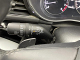 【オートワイパー(AUTO)】雨が降り出した時に、雨滴検出用センサー(レインセンサー)が雨滴を感知すると、自動でワイパーが動作します。