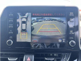 パノラミックビューモニター付きです。車両を上から見たような映像をディスプレイオーディオ画面に表示。運転席からの目視だけでは見にくい、車両周辺の状況をリアルタイムでしっかり確認できます。