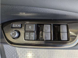 パワーウィンドウのスイッチですよ。 運転席に居ながら窓を開け閉めのコントロールできますよ。 ロック機能で、子供がイタズラして窓を開けるという事も無くなりますよ。