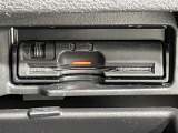【ETC】有料道路を利用する際に料金所で停止することなく通過できる、ETC車載器(ノンストップ自動料金収受システム機器)が装備されています。セットアップを行うことで利用可能になります。