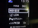 「レーンディパーチャーアラート」道路上の白線(黄線)をセンサーで認識し、車線を逸脱する可能性がある場合、注意喚起します