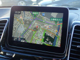 【COMANDディスプレイ】高精細ワイドディスプレイは高い視認性を誇ります。Bluetoothオーディオ機能を搭載しており、お手持ちのスマートホンと接続し音楽等お楽しみいただけます。