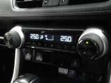 車内の温度管理に便利なオートエアコン☆