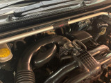 【STIタワーバー】お車の剛性を高めるタワーバーを装備。よりスムーズなコーナリング走行が可能となり、走りも楽しめます。