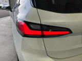 L字型リアコンビランプ:BMWの伝統的なデザインのひとつです。夜間でも誰が見てもBMWとわかる印象的なデザイン。